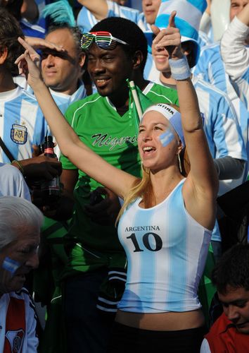 女球迷掀球衣庆祝阿根廷图片