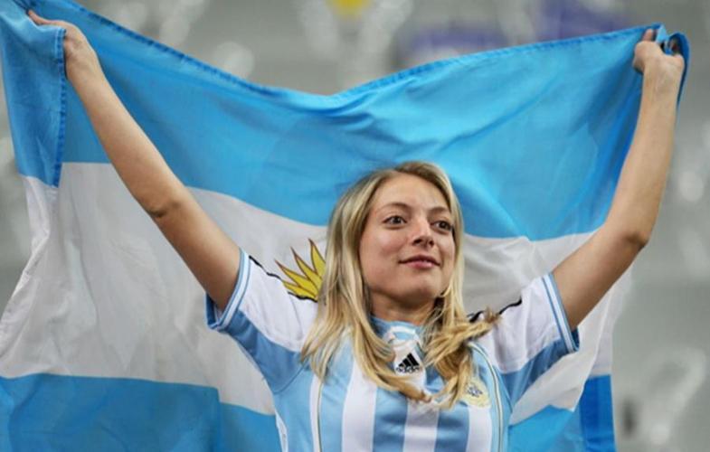阿根廷女球迷掀球衣原图